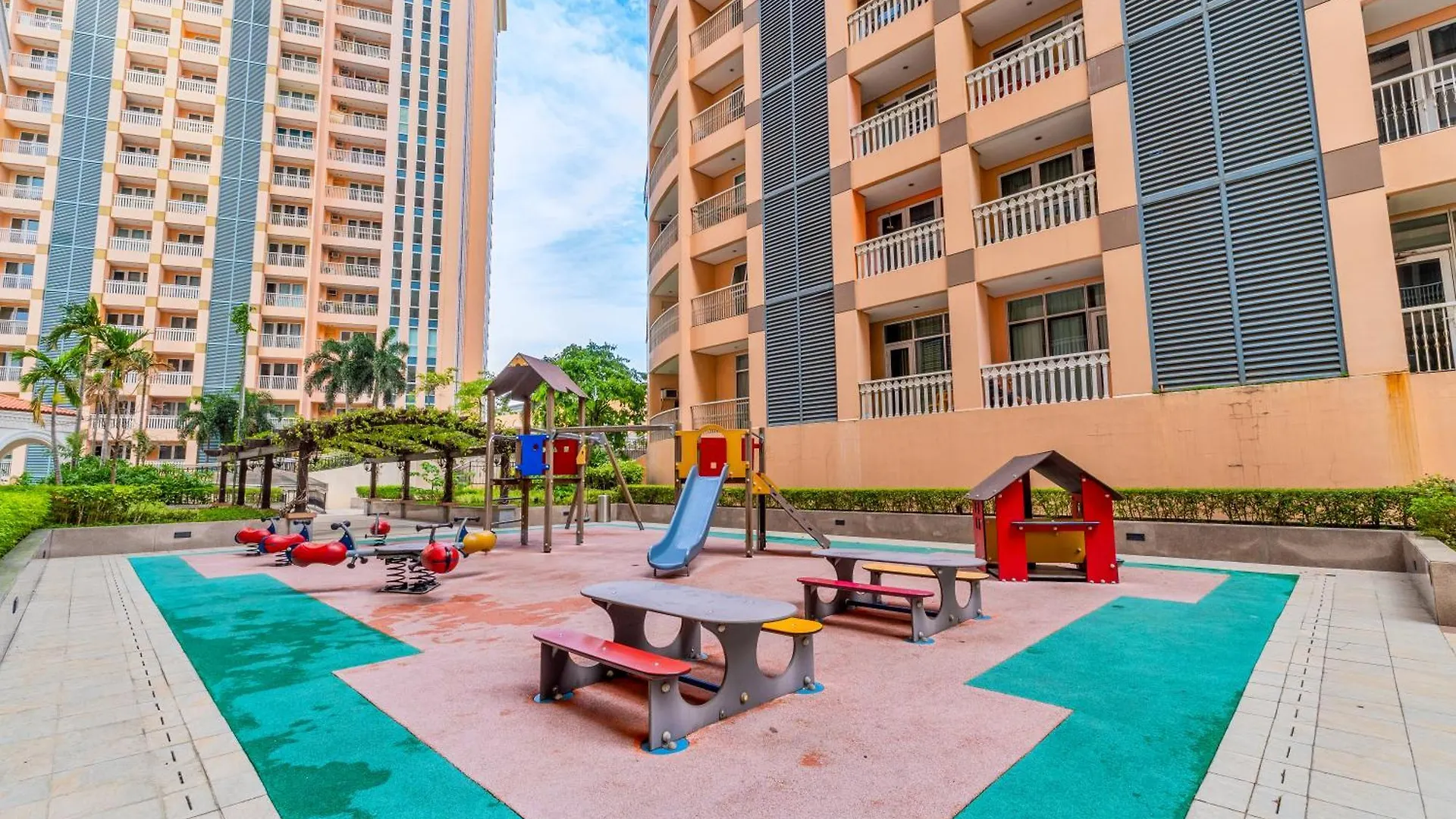 Tropicalia Family Suite Manila Apartment