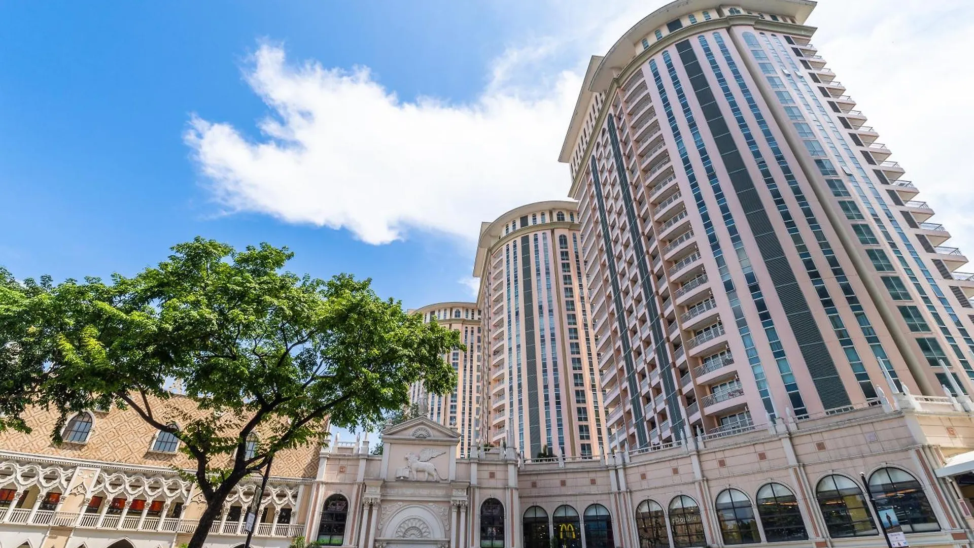 Tropicalia Family Suite Manila